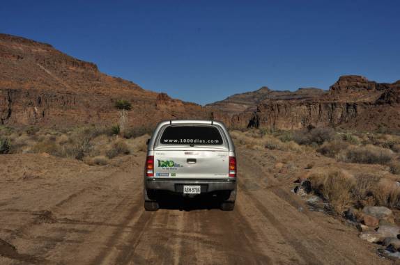 Dirigindo através de estrada secundária no deserto de Mojave, na Califórnia, nos Estados Unidos